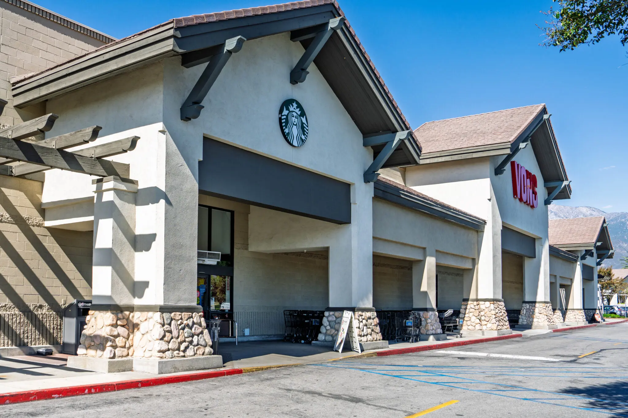 https://lewisretailcenters.com/wp-content/uploads/2024/05/DSC00673-1024x683.jpg