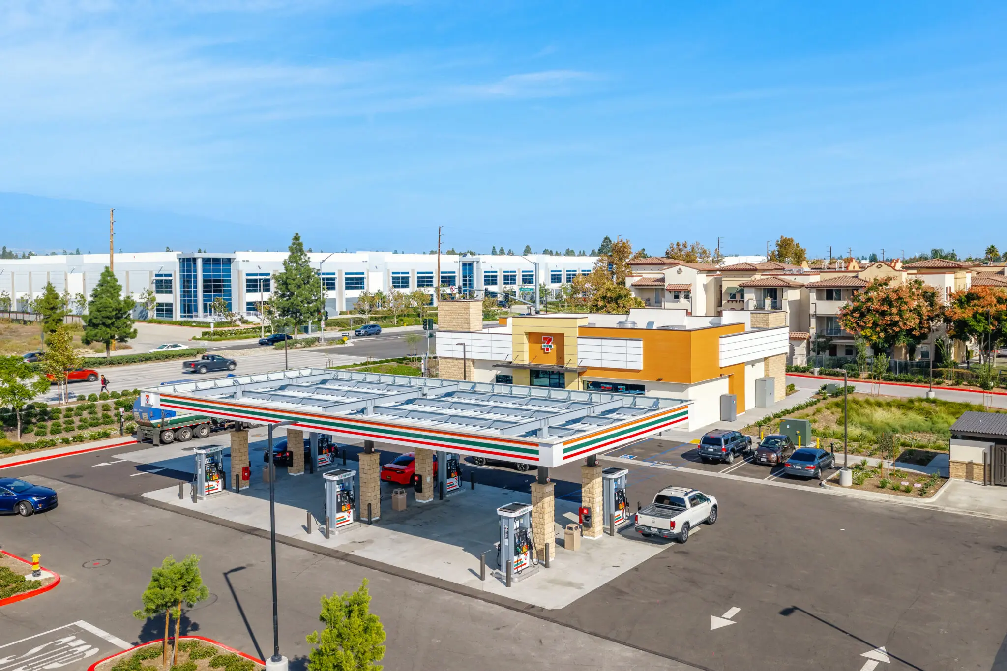 https://lewisretailcenters.com/wp-content/uploads/2024/05/Parking-Businesses-7-edit-1024x683.jpg