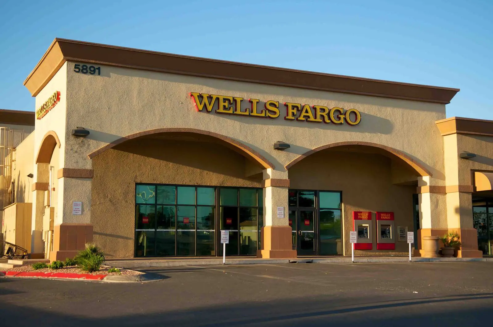 https://lewisretailcenters.com/wp-content/uploads/2024/05/ext-100-1024x680.jpg