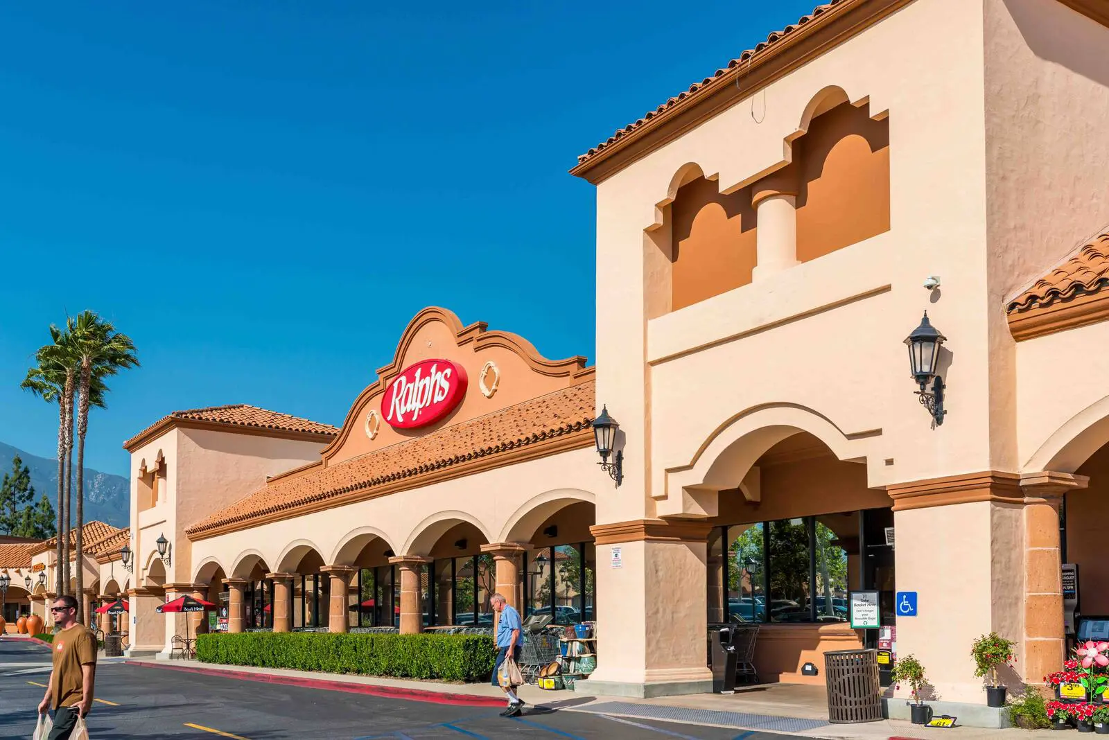 https://lewisretailcenters.com/wp-content/uploads/2024/05/ext-124-1024x684.jpg