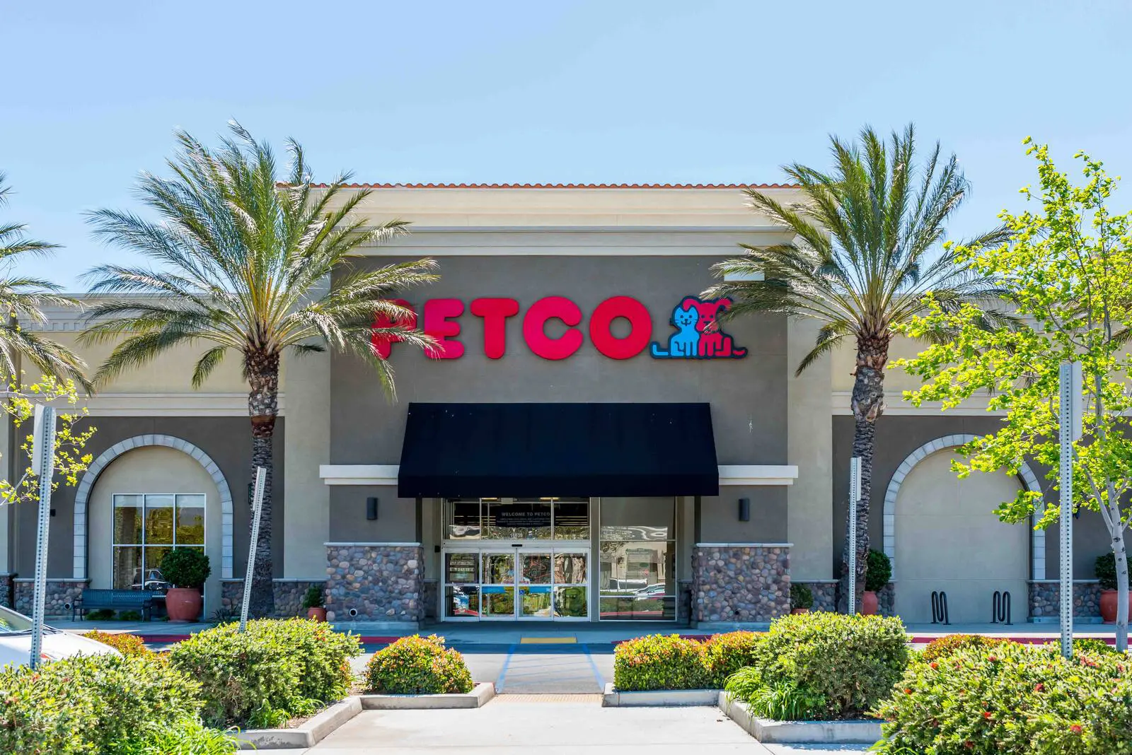 https://lewisretailcenters.com/wp-content/uploads/2024/05/ext-165-1024x684.jpg