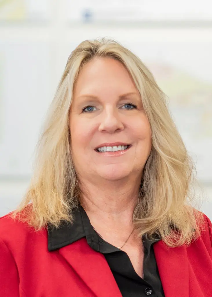 https://lewisretailcenters.com/wp-content/uploads/2025/02/Laura-Headshot.jpg