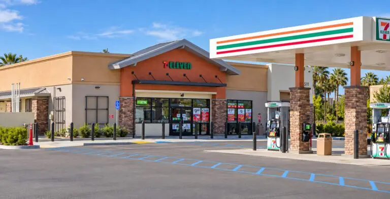 https://lewisretailcenters.com/wp-content/uploads/2026/10/83e3c09f-fa60-4f73-9a5f-4dadaaacb624-768x391.jpg