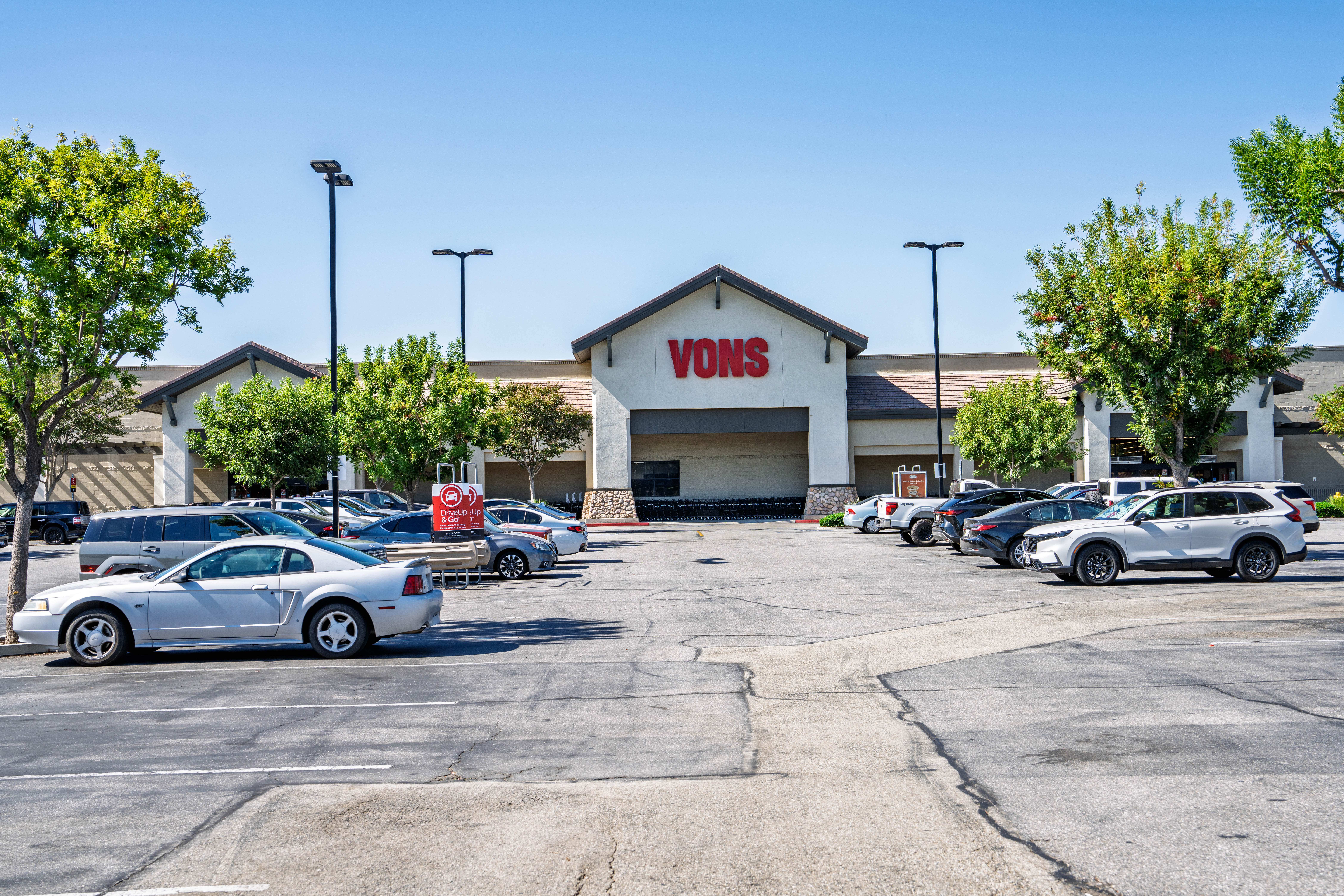 https://lewisretailcenters.com/wp-content/uploads/2024/05/DSC00721-1024x683.jpg